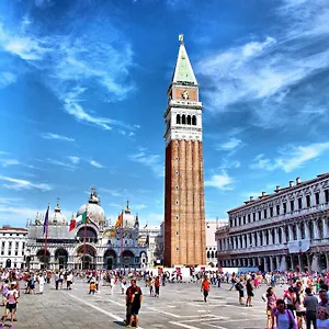 Raggio Di Sole Dietro Piazza San Marco , Venedig Italien