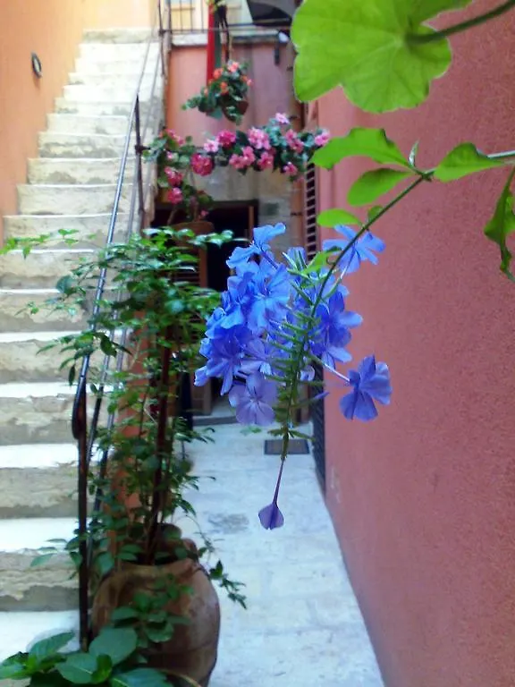 Il Cortile Fiorito Daire Trapani